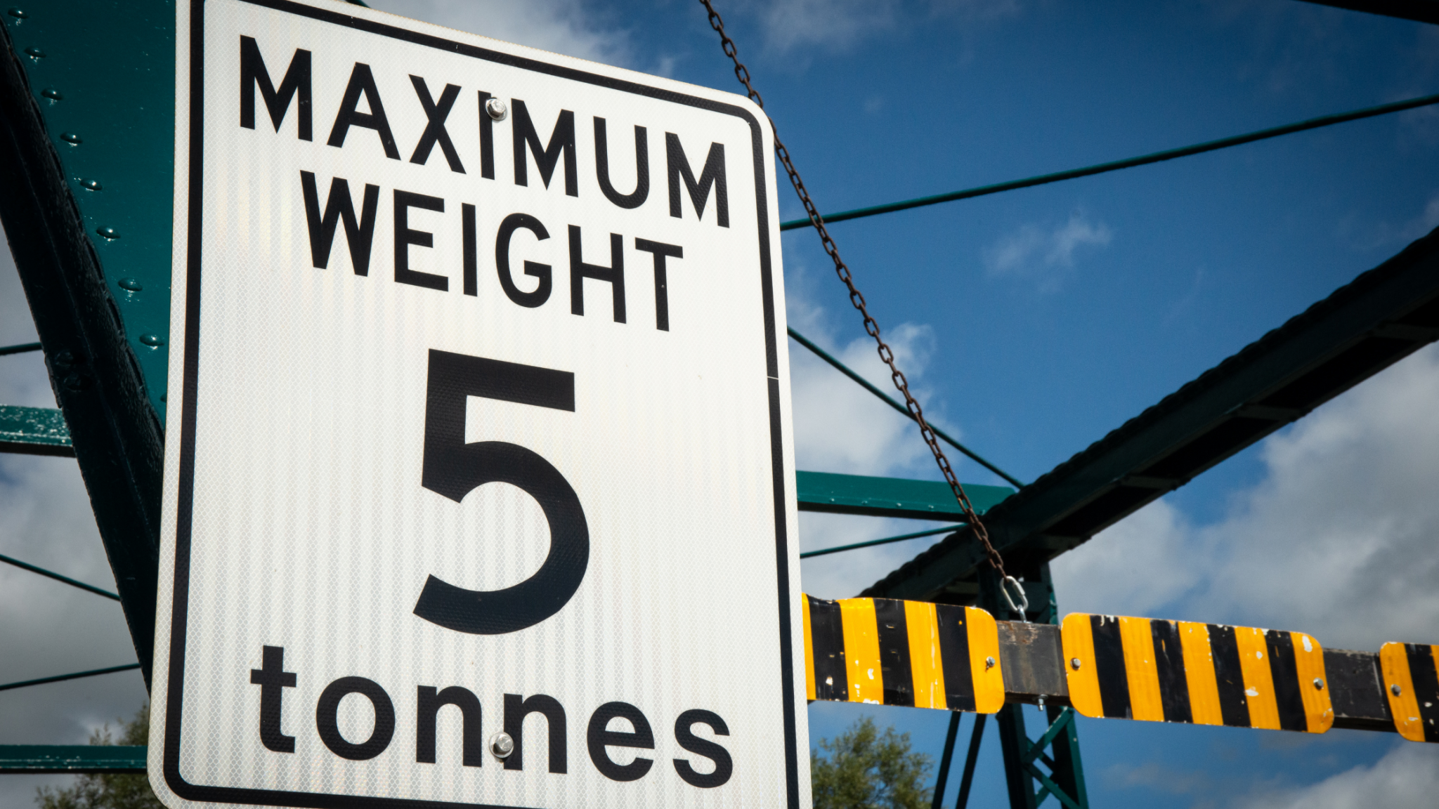 Ton vs Tonne? What's the Difference? One Minute English